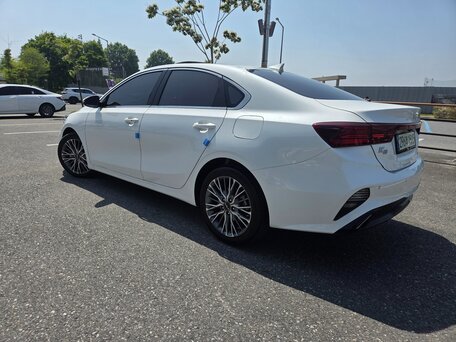 2023 Kia K3 II Рестайлинг, белый, 1900000 рублей, вид 5