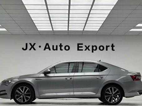 2025 Skoda Superb III Рестайлинг, серебристый, 3350000 рублей, вид 4