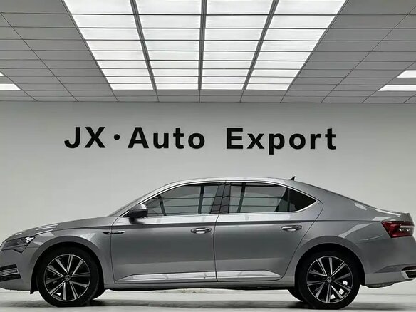 2025 Skoda Superb III Рестайлинг, серебристый, 3350000 рублей - вид 3