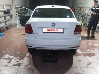 2017 Volkswagen Polo V Рестайлинг, белый, 490000 рублей, вид 3