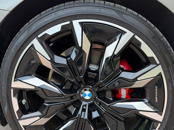 2026 BMW 5 серии 520d xDrive VIII (G60/G61/G68), серый, 9400000 рублей - вид 12