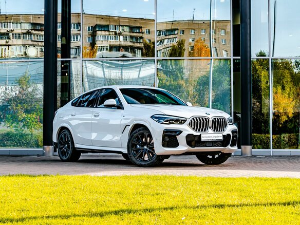 2022 BMW X6 30d III (G06), белый, 8350000 рублей - вид 4