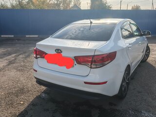 2016 Kia Rio III Рестайлинг, белый, 700000 рублей, вид 3
