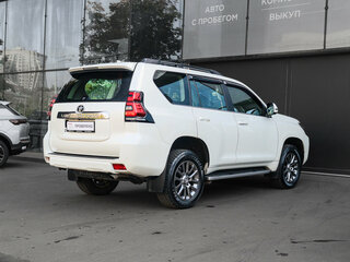 2018 Toyota Land Cruiser Prado 150 Series Рестайлинг 2, белый, 5300000 рублей, вид 4
