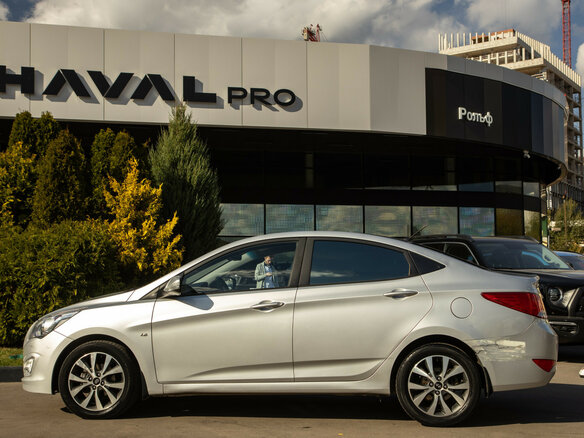 2015 Hyundai Solaris I Рестайлинг, серебристый, 1058000 рублей - вид 5