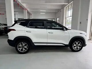 2022 Kia KX3, белый, 1580040 рублей, вид 4