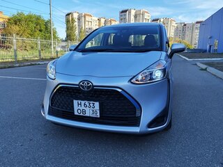 2020 Toyota Sienta II Рестайлинг, серебристый, 1880000 рублей, вид 3