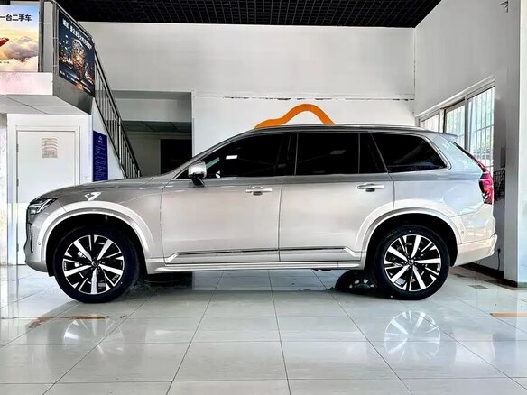 2025 Volvo XC90 B6 II Рестайлинг 2, серебристый, 7774537 рублей - вид 3