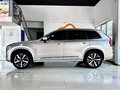 2025 Volvo XC90 B6 II Рестайлинг 2, серебристый, 7774537 рублей - вид 3
