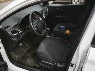 2021 Hyundai Solaris II Рестайлинг, белый, 1200000 рублей, вид 4