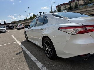 2021 Toyota Camry VIII (XV70) Рестайлинг, белый, 3450000 рублей, вид 4