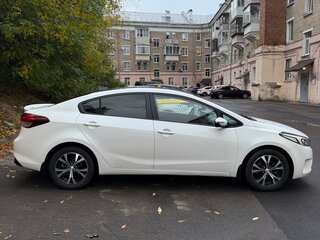 2017 Kia Cerato III Рестайлинг (Classic), белый, 1300000 рублей, вид 3