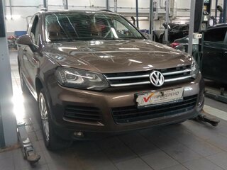 2012 Volkswagen Touareg II, коричневый, 1599000 рублей, вид 2