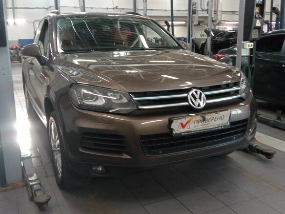 2012 Volkswagen Touareg II, коричневый, 1599000 рублей - вид 1
