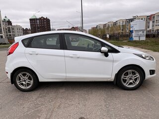 2016 Ford Fiesta Mk6 Рестайлинг, белый, 850000 рублей, вид 3