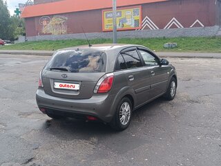 2011 Kia Rio II Рестайлинг, серебристый, 700000 рублей, вид 4