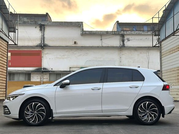 2023 Volkswagen Golf VIII, белый, 1830000 рублей - вид 5