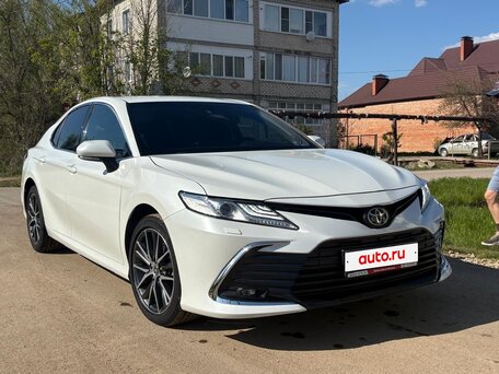 2023 Toyota Camry VIII (XV70) Рестайлинг, белый, 4300000 рублей, вид 3