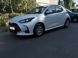 2021 Toyota Yaris IV, белый, 1260000 рублей, вид 1