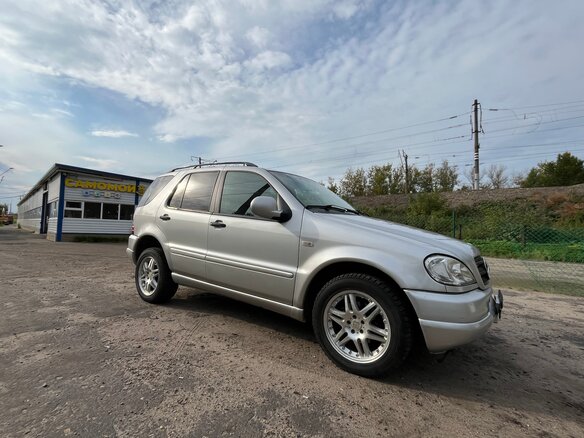 2000 Mercedes-Benz M-Класс 320 I (W163), серый, 650000 рублей - вид 5