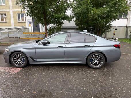 2020 BMW 5 серии 530i xDrive VII (G30/G31/G38) Рестайлинг, серый, вид 4