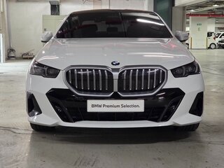 2024 BMW 5 серии 530i xDrive VIII (G60/G61/G68), белый, 8277700 рублей, вид 3