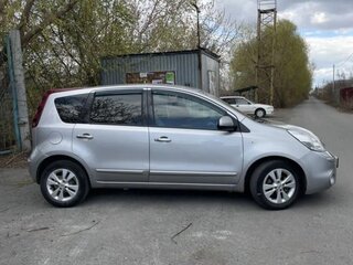 2013 Nissan Note I Рестайлинг, серебристый, 680000 рублей, вид 2