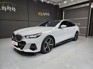 2026 BMW 5 серии 530i xDrive VIII (G60/G61/G68), белый, 8600678 рублей, вид 1