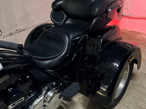 2021 Harley-Davidson Tri Glide, чёрный, 4300000 рублей - вид 1