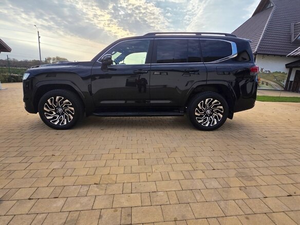2023 Toyota Land Cruiser 300 Series, чёрный, 11150000 рублей - вид 24
