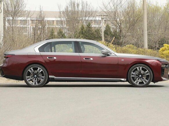 2025 BMW 7 серии 740i xDrive VII (G70), красный, 16760000 рублей - вид 8