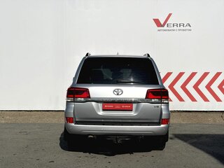 2018 Toyota Land Cruiser 200 Series Рестайлинг 2, серебристый, 6650000 рублей, вид 4