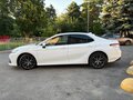 2022 Toyota Camry VIII (XV70) Рестайлинг, белый, 3800000 рублей - вид 6