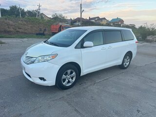 2011 Toyota Sienna III, белый, 2050000 рублей, вид 1