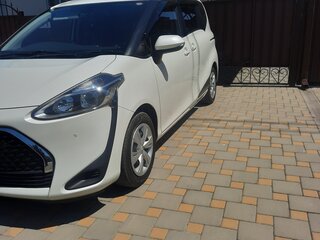 2019 Toyota Sienta II Рестайлинг, белый, 1525000 рублей, вид 1