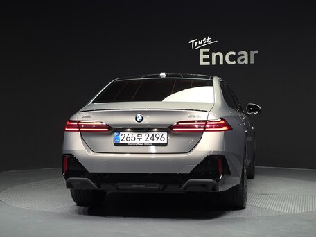 2025 BMW 5 серии 520i VIII (G60/G61/G68), серебристый, 6600000 рублей, вид 4
