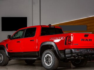 2026 Ram 1500 RHO V Рестайлинг, красный, 12398000 рублей, вид 3