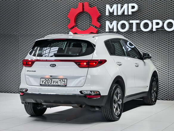 2019 Kia Sportage IV Рестайлинг, белый, 1830000 рублей - вид 3