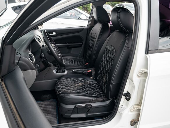 2010 Ford Focus II Рестайлинг, белый - вид 9