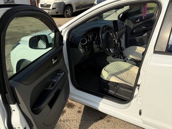 2010 Ford Focus II Рестайлинг, белый, 400000 рублей - вид 17