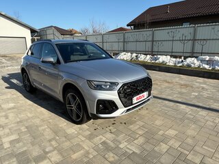 2024 Audi Q5 55 TFSI e II (FY) Рестайлинг, серебристый, 4125000 рублей, вид 4
