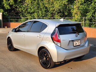 2015 Toyota Aqua I Рестайлинг, серебристый, 880000 рублей, вид 5