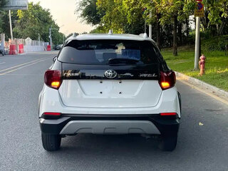 2022 Toyota Yaris IV, белый, 1190000 рублей, вид 5