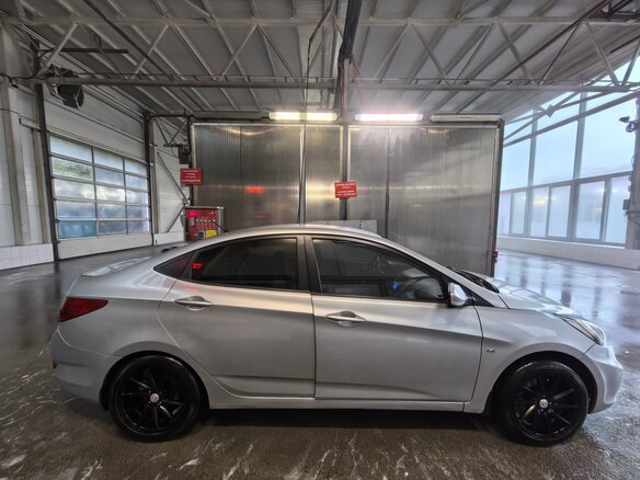 2011 Hyundai Solaris I, серебристый, 750000 рублей - вид 5