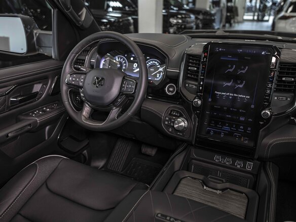 2026 Ram 1500 Crew Cab V Рестайлинг, красный - вид 26