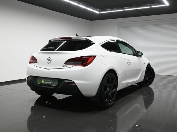 2013 Opel Astra GTC J Рестайлинг, белый, 1050000 рублей - вид 1