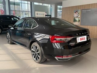 2023 Skoda Superb III Рестайлинг, чёрный, 2000000 рублей, вид 4