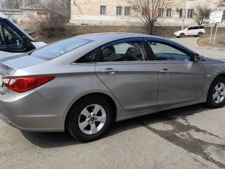 2010 Hyundai Sonata VI (YF), серый, 750000 рублей, вид 3