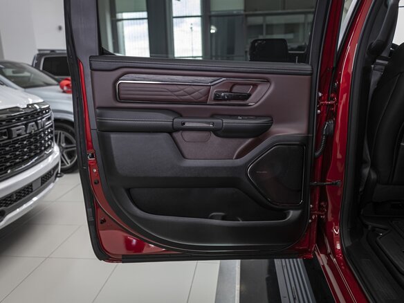 2026 Ram 1500 Crew Cab V Рестайлинг, красный - вид 13