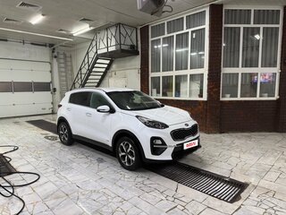 2020 Kia Sportage IV Рестайлинг, белый, 2400000 рублей, вид 4